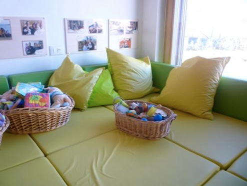 Immagine che contiene interno, muro, cuscino, arredo

Descrizione generata automaticamente