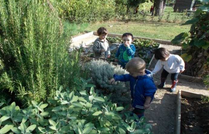 Immagine che contiene aria aperta, vestiti, persona, erba

Descrizione generata automaticamente