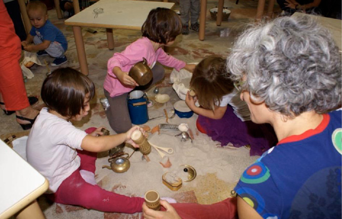 Un grupo de niños comiendo en una mesa

Descripción generada automáticamente con confianza baja